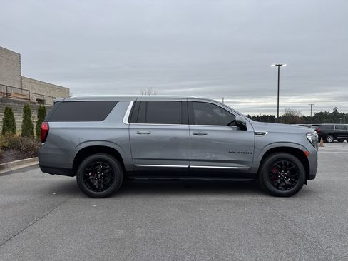 Used 2022 GMC Yukon XL SLT w/ SLT Luxury Package image 11