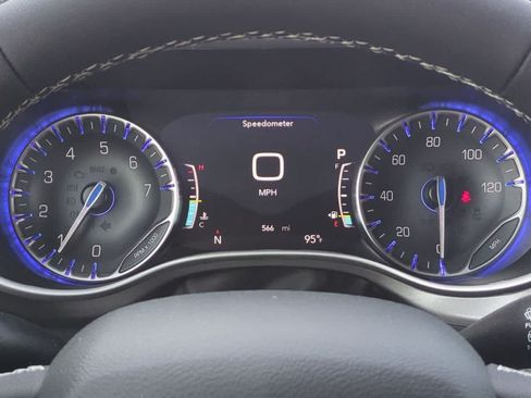 Used 2024 Chrysler Pacifica Touring-L AWD/4WD image 32