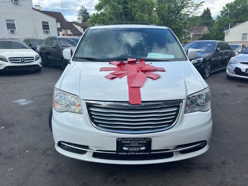 Used 2016 Chrysler Town & Country Touring FWD image 3