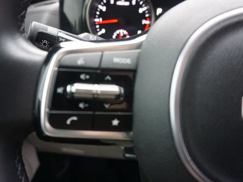 Used 2024 Kia Carnival EX FWD image 7