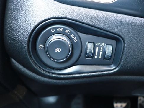 Used 2021 Jeep Renegade Latitude FWD image 22