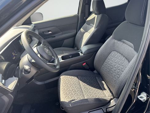 Certified 2025 Nissan Kicks SV AWD/4WD image 23