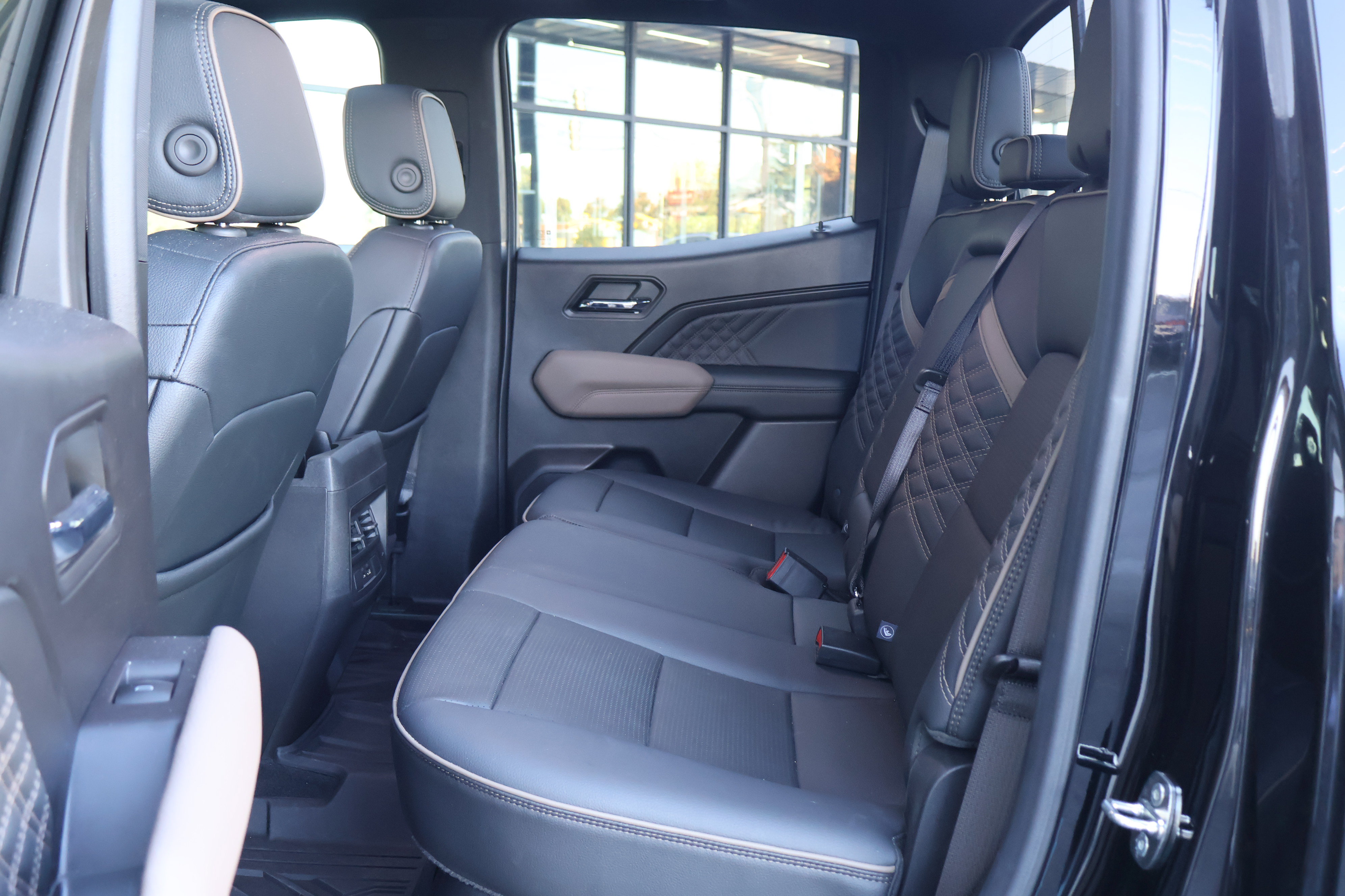 Used 2023 GMC Canyon Denali w/ Denali Black Edition AWD/4WD image 18
