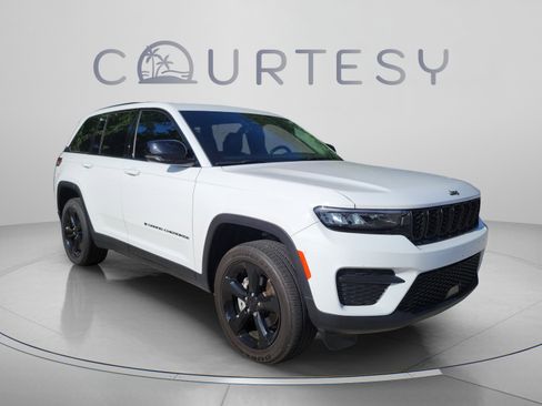 Certified 2025 Jeep Grand Cherokee Altitude AWD/4WD image 4