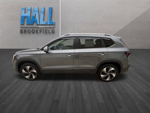 Certified 2025 Volkswagen Taos SE image 9