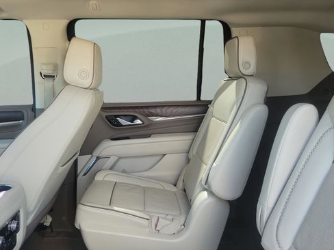 Used 2023 GMC Yukon XL Denali image 9