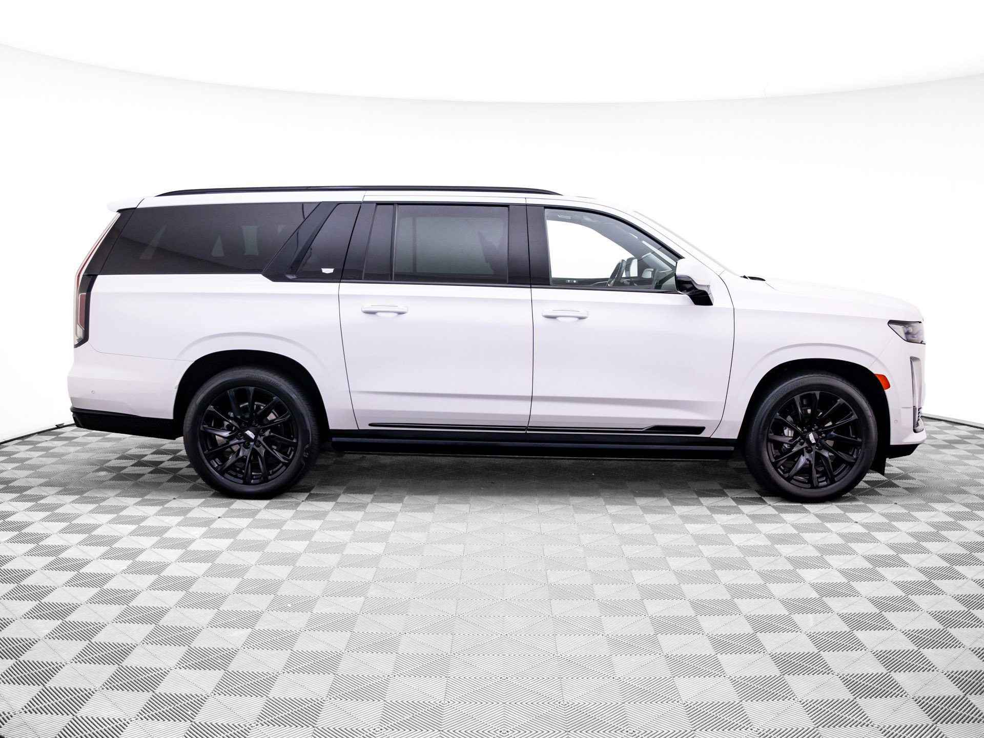 Used 2023 Cadillac Escalade ESV Sport Platinum w/ LPO, ONYX Package AWD/4WD image 8