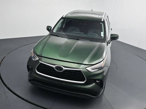 Used 2024 Toyota Highlander XLE FWD image 28