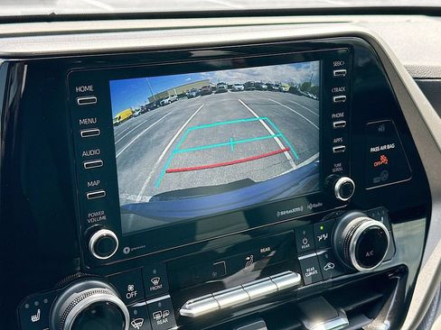 Used 2022 Toyota Highlander XLE AWD/4WD image 17