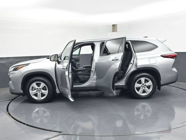 Used 2023 Toyota Highlander LE AWD/4WD image 50