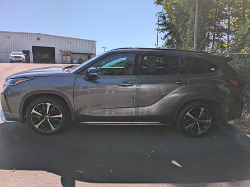 Used 2021 Toyota Highlander XSE FWD image 3