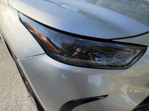 Used 2023 Toyota Highlander XSE FWD image 13