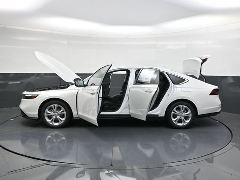 Used 2025 Honda Accord LX image 32