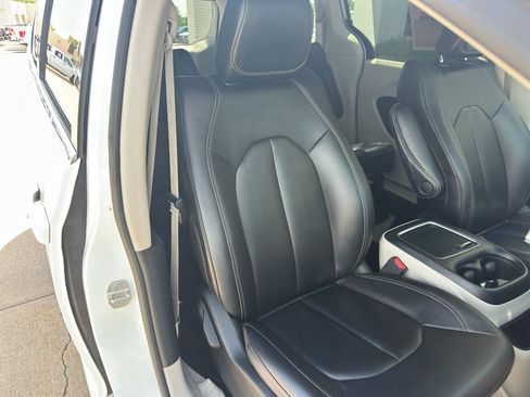 Used 2024 Chrysler Pacifica Touring-L FWD image 29