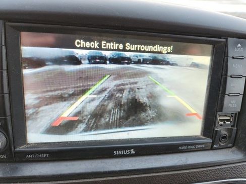 Used 2016 Chrysler Town & Country Touring image 13