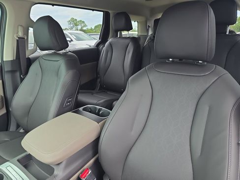 New 2026 Kia Carnival EX FWD image 22