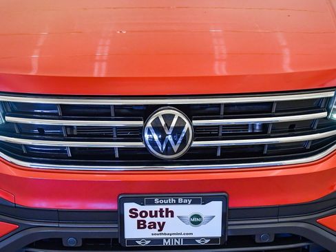 Used 2022 Volkswagen Tiguan SE w/ Panoramic Sunroof Package image 8
