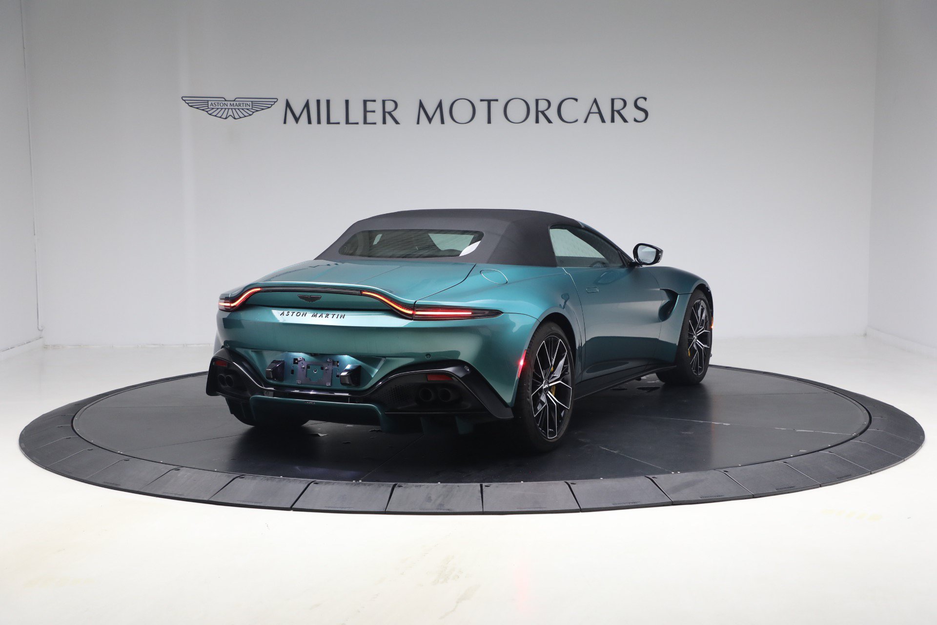Used 2023 Aston Martin V8 Vantage Roadster RWD image 21