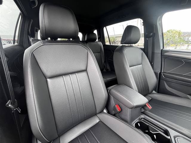 Used 2024 Volkswagen Tiguan SE R-Line FWD image 9