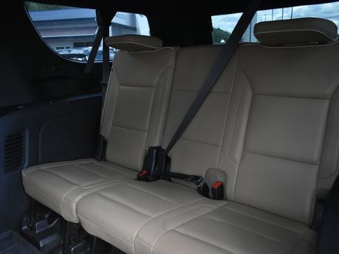 Used 2022 Chevrolet Suburban Premier AWD/4WD image 17