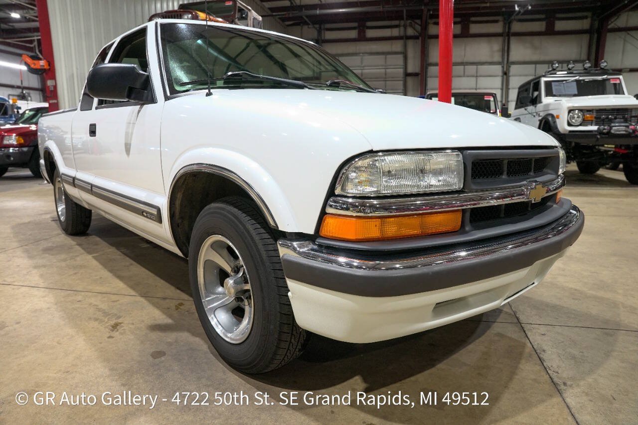 Used 2001 Chevrolet S10 Pickup LS w/ Preferred Equipment Group RWD image 12