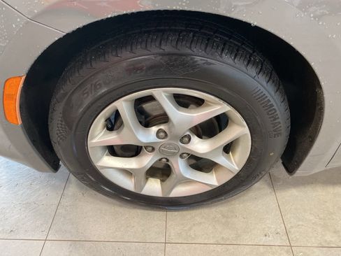 Used 2020 Chrysler Pacifica Limited image 11