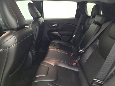 Used 2019 Jeep Cherokee Latitude Plus w/ Comfort/Convenience Group FWD image 18