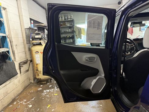 Used 2018 Jeep Renegade Latitude w/ UConnect 8.4 Nav Group AWD/4WD image 17