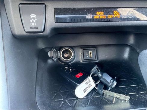 Used 2024 Toyota RAV4 XLE FWD image 32