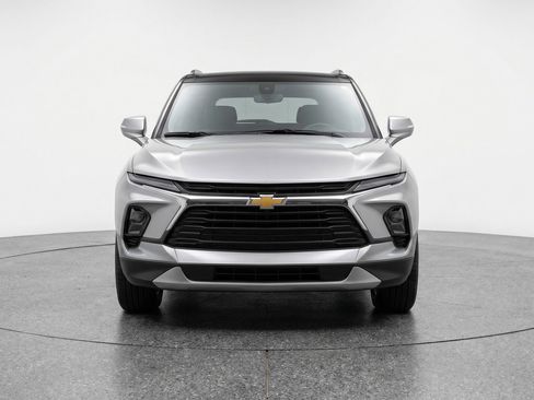 Used 2025 Chevrolet Blazer LT FWD image 2