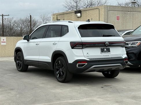 New 2026 Volkswagen Taos SE image 10