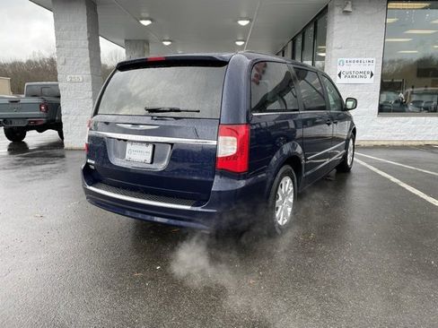 Used 2016 Chrysler Town & Country Touring image 5