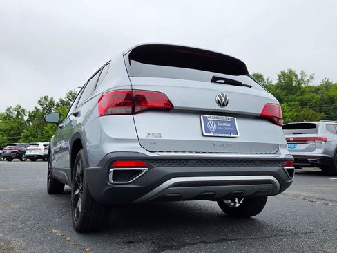 Used 2023 Volkswagen Taos SE w/ Panoramic Sunroof Package FWD image 5