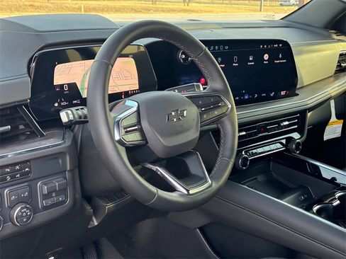 Certified 2025 Chevrolet Suburban Z71 w/ Z71 Off-Road Package image 8