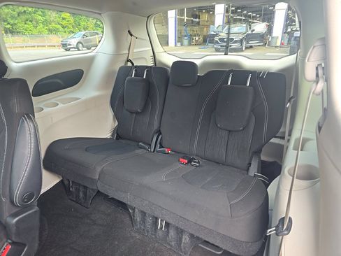 Used 2022 Chrysler Voyager LX FWD image 6