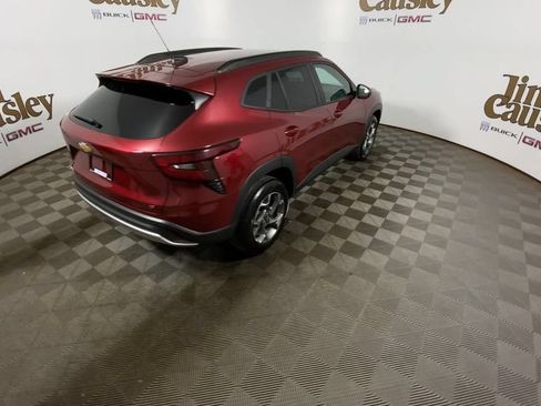 Used 2025 Chevrolet Trax LT w/ Driver Confidence Package FWD image 8