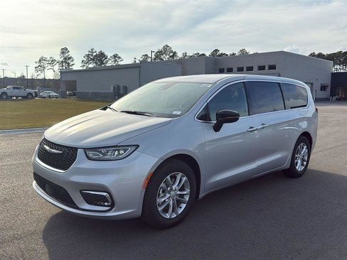 New 2026 Chrysler Pacifica Select image 3