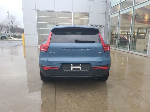 Used 2024 Volvo XC40 B5 Core image 6