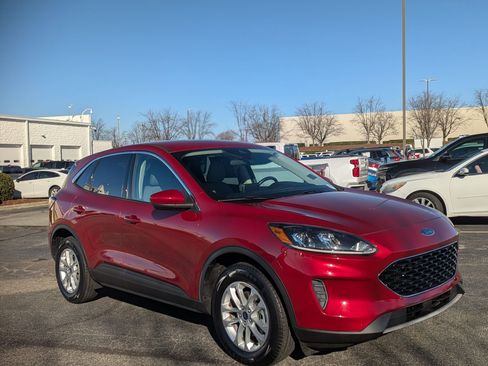 Used 2020 Ford Escape SE image 2
