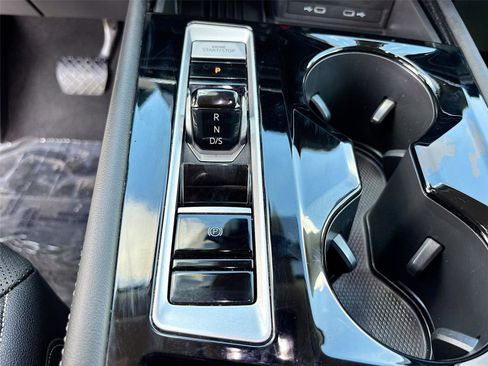 Used 2025 Volkswagen Atlas SE image 17