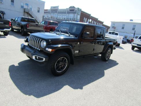Used 2023 Jeep Gladiator Overland AWD/4WD image 7