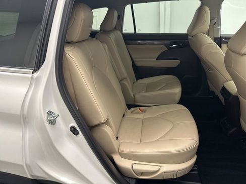 Used 2022 Toyota Highlander Limited image 11