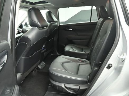 Used 2021 Toyota Highlander XLE AWD/4WD image 21