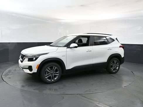Used 2023 Kia Seltos S w/ Navigation Package AWD/4WD image 2