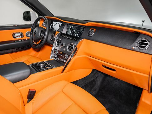 Used 2022 Rolls-Royce Cullinan w/ Dark Exterior Package image 32