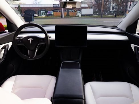 Used 2021 Tesla Model Y Long Range image 8