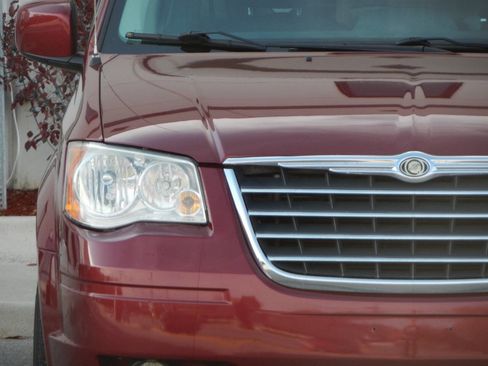 Used 2010 Chrysler Town & Country Touring Plus image 9
