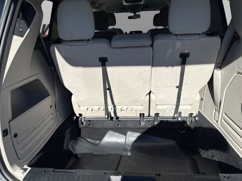 Used 2012 Chrysler Town & Country Touring-L w/ Driver Convenience Group image 11