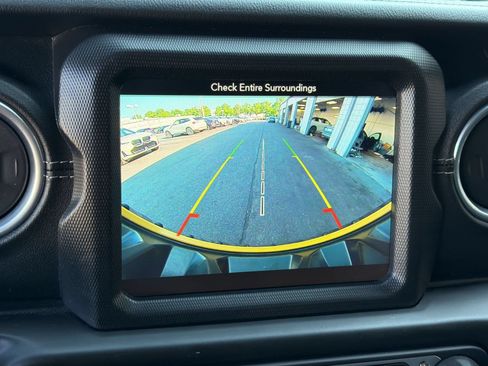 Used 2018 Jeep Wrangler Unlimited Sahara AWD/4WD image 20