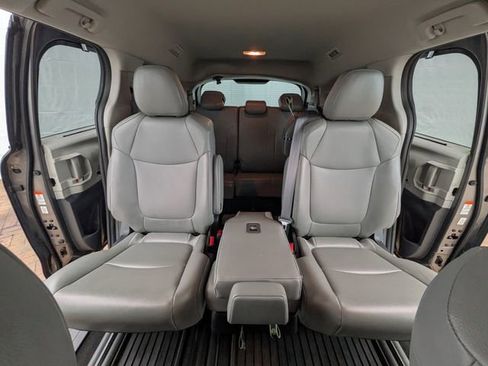 Used 2022 Toyota Sienna XLE w/ XLE Plus Package FWD image 20